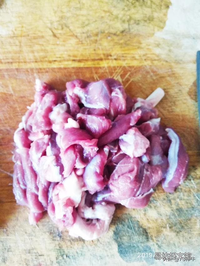过年做两道菜给家公家婆尝尝:鸡肉和牛肉。请教怎样做鸡才好吃？牛肉怎么炒才滑嫩？