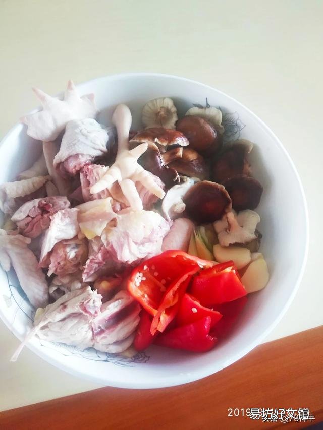 过年做两道菜给家公家婆尝尝:鸡肉和牛肉。请教怎样做鸡才好吃？牛肉怎么炒才滑嫩？