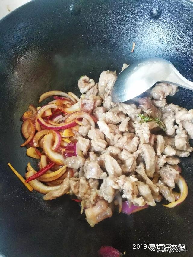 过年做两道菜给家公家婆尝尝:鸡肉和牛肉。请教怎样做鸡才好吃？牛肉怎么炒才滑嫩？
