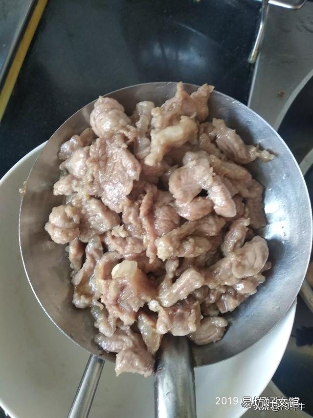 过年做两道菜给家公家婆尝尝:鸡肉和牛肉。请教怎样做鸡才好吃？牛肉怎么炒才滑嫩？