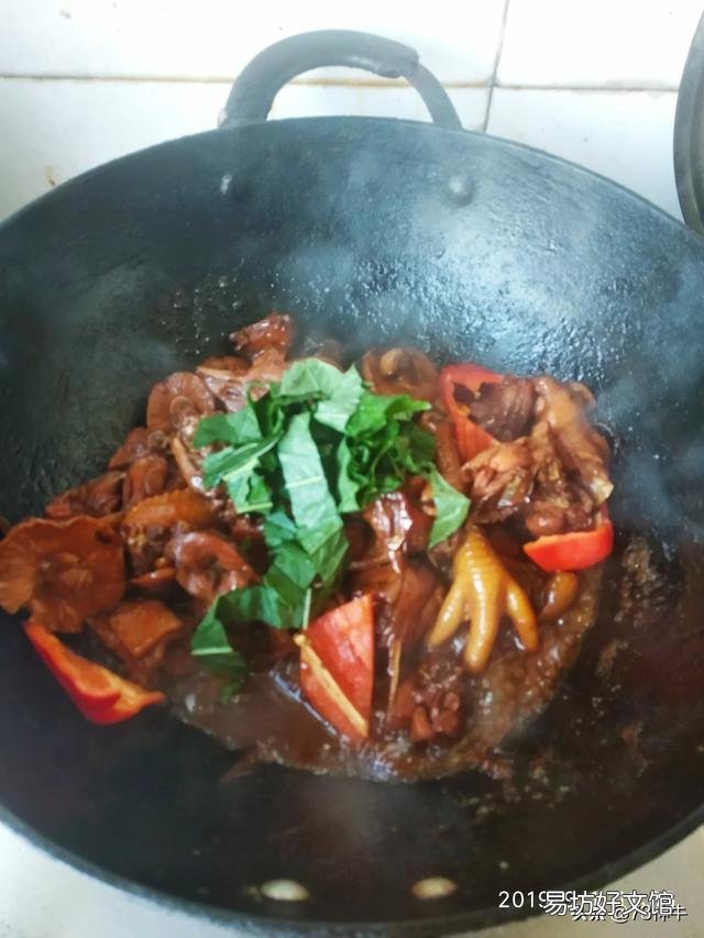 过年做两道菜给家公家婆尝尝:鸡肉和牛肉。请教怎样做鸡才好吃？牛肉怎么炒才滑嫩？
