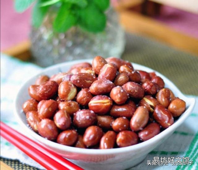 在饭店吃饭之前,服务员会搞一点花生米过来给顾客吃。是什么意思?