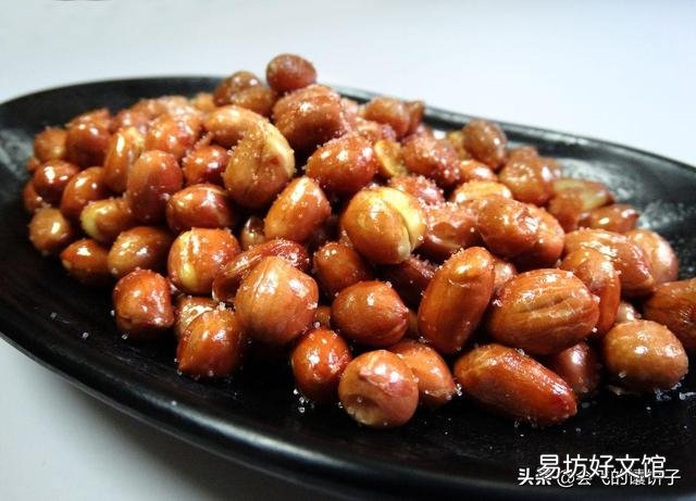 在饭店吃饭之前,服务员会搞一点花生米过来给顾客吃。是什么意思?