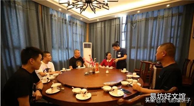 在饭店吃饭之前,服务员会搞一点花生米过来给顾客吃。是什么意思?