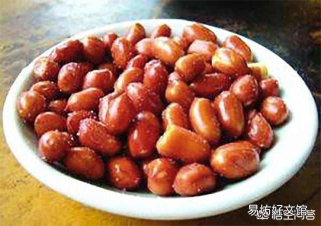 在饭店吃饭之前,服务员会搞一点花生米过来给顾客吃。是什么意思?