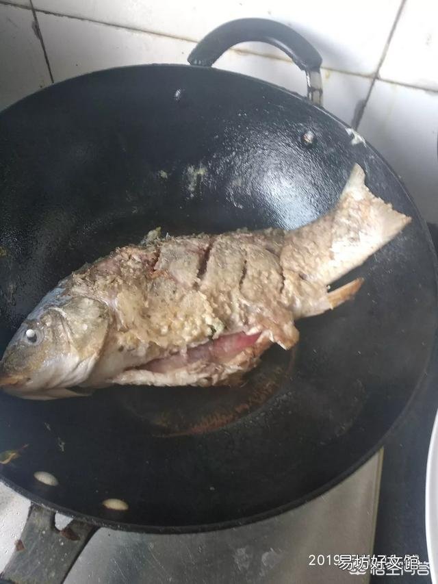 怎么做红烧无刺鲫鱼不掉皮不粘锅?