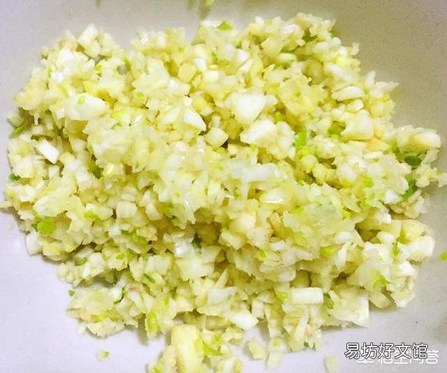 蒸菜和蒸海鲜时,蒜蓉已经成为最佳的调味料,蒜蓉该如何制作?有什么技巧?