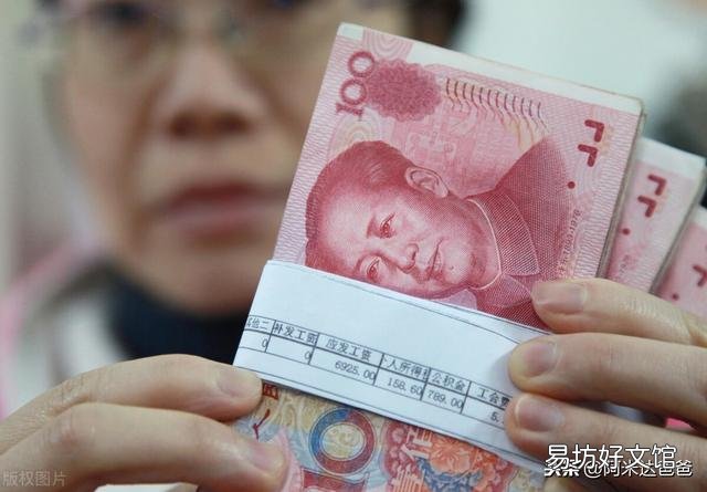 公务员一个月能拿多少工资?为什么那么多人都想考公务员?