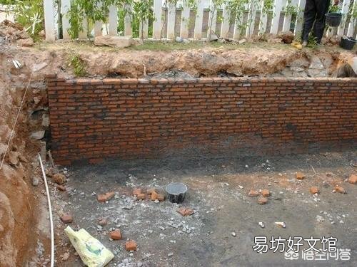 想在院子里砌个鱼池,不做防水可以吗?
