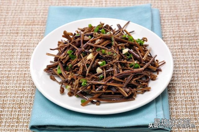 很多网友说蕨菜不能吃，专家说吃蕨菜致癌，为什么农村人还吃？
