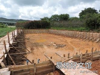 用钢筋混凝土做了一个鱼池,是等混凝土彻底干了之后再放水好,还是不用等干了?为什么?
