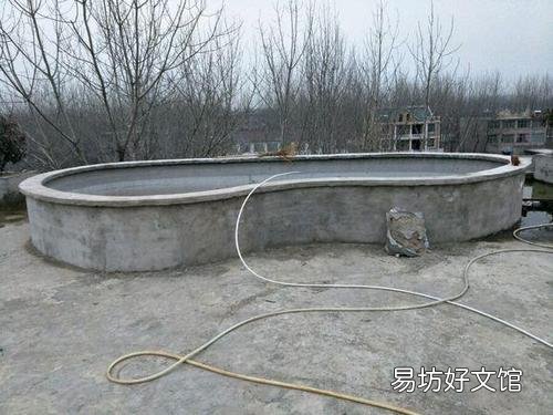 用钢筋混凝土做了一个鱼池,是等混凝土彻底干了之后再放水好,还是不用等干了?为什么?