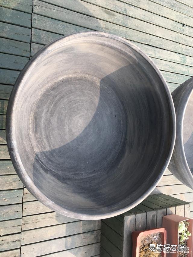如何让金鱼泥盆里的水变清澈?