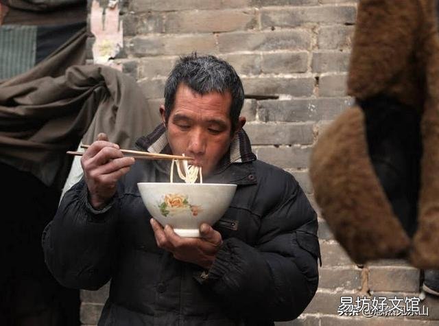 在农村,如果丈夫外出为啥老婆要在大门口放一个空碗?