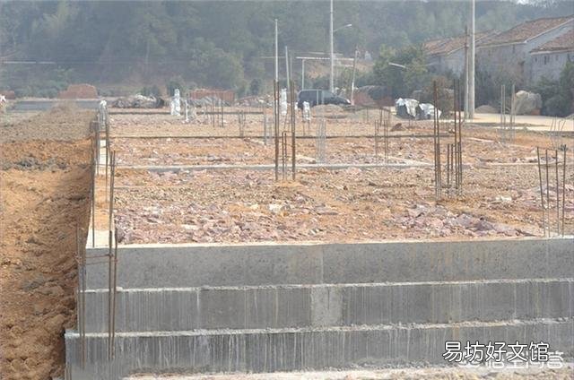 在农村自建房中,24的空心墙能承受三层房子的压力吗?