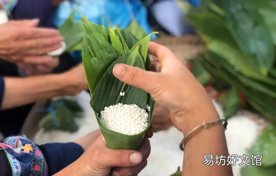 粽叶怎么处理好 粽叶用哪面放糯米