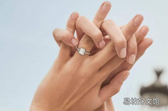 女人中指戴戒指是什么意思