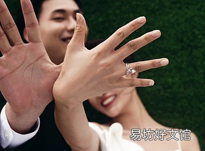女人中指戴戒指是什么意思