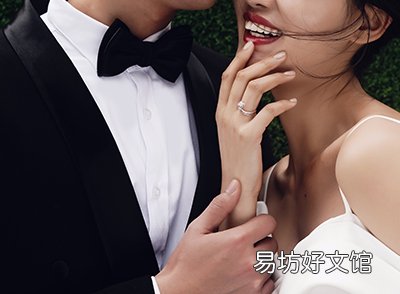 女人中指戴戒指是什么意思