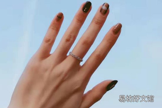 女人中指戴戒指是什么意思