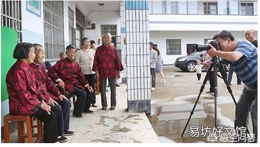 农村经常有来免费为六十岁老人照相的人,他们免费照相能赚到钱吗?