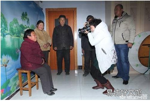 农村经常有来免费为六十岁老人照相的人,他们免费照相能赚到钱吗?