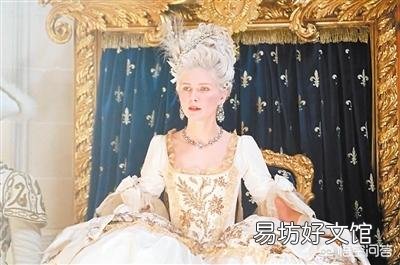 方领连衣裙大方简洁又显气质,该如何搭配和挑选?