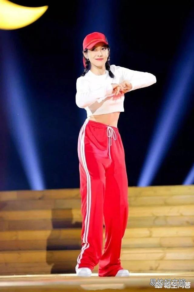 为什么有些女生穿衣搭配的时候,喜欢炫腹露出腰部的一部分?