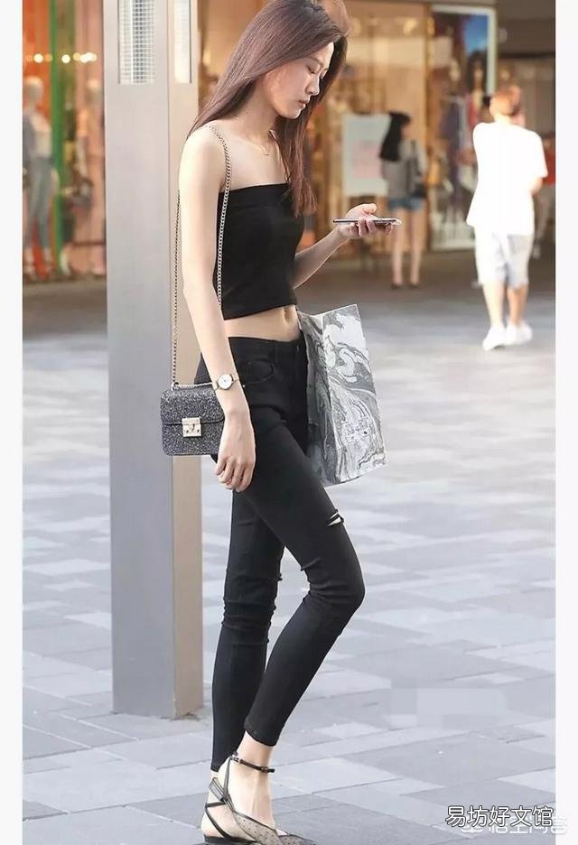 为什么有些女生穿衣搭配的时候,喜欢炫腹露出腰部的一部分?