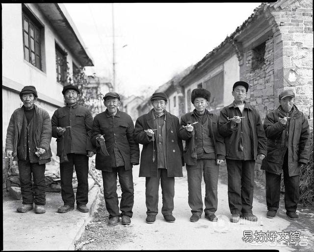 你怎么看待一些农村人过年回家，两个兜里揣两种烟，好烟分别人，差烟自己抽？