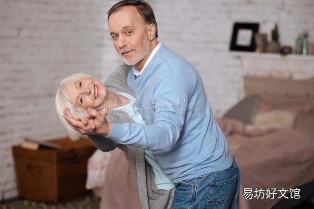 有些老人为什么说“男人不经死,女不经老”?有道理吗?