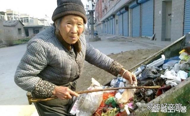 老太太每天撿破爛，兒子開豪車來送飯，你怎么看？