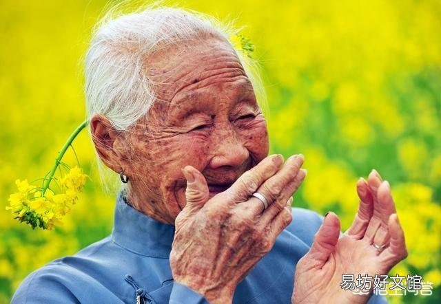 老太太每天撿破爛，兒子開豪車來送飯，你怎么看？