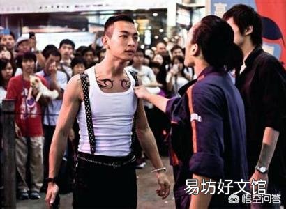 馬路上突然出現(xiàn)300人要懟你，你第一句話會說什么？