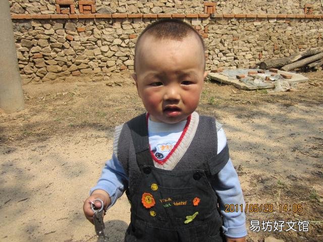 30歲，農村叉路口自己的房子前200外有幼兒園及300人左右的中學，適合賣衣服嗎？