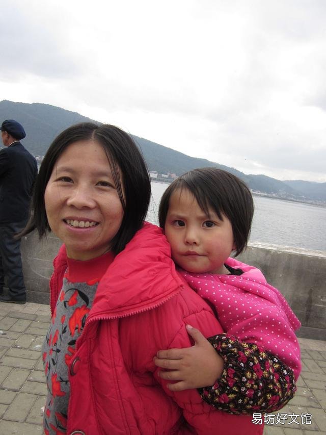 30歲，農村叉路口自己的房子前200外有幼兒園及300人左右的中學，適合賣衣服嗎？