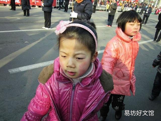 30歲，農村叉路口自己的房子前200外有幼兒園及300人左右的中學，適合賣衣服嗎？