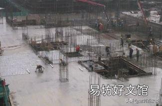 混凝土表面泛白是淋水太晚的吗?