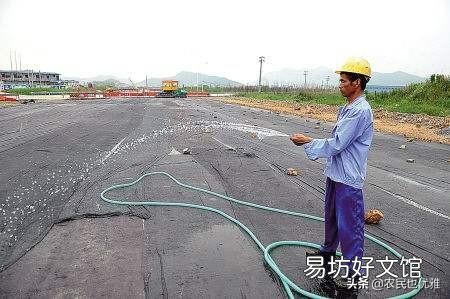 混凝土表面泛白是淋水太晚的吗?