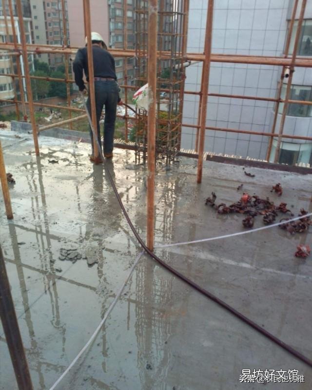 混凝土表面泛白是淋水太晚的吗?