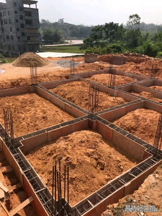 自建房四周打地梁中间的承重柱单独做可以吗？要考虑什么？