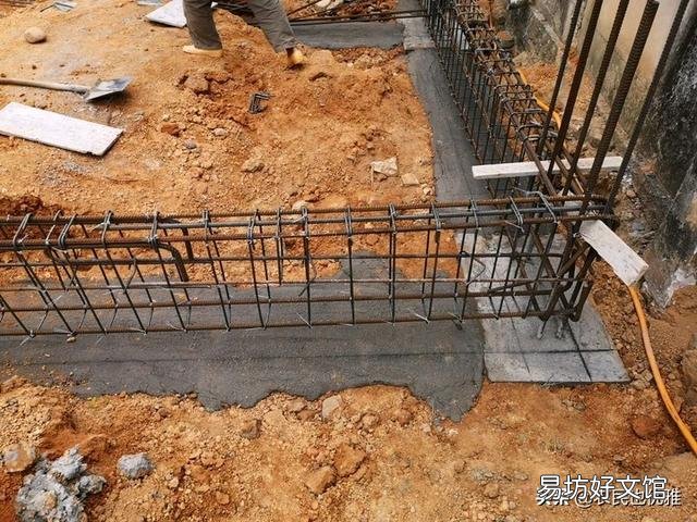 自建房四周打地梁中间的承重柱单独做可以吗？要考虑什么？