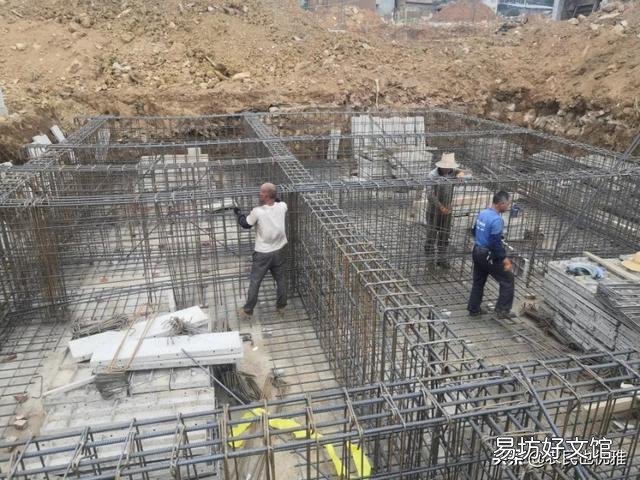 自建房四周打地梁中间的承重柱单独做可以吗？要考虑什么？