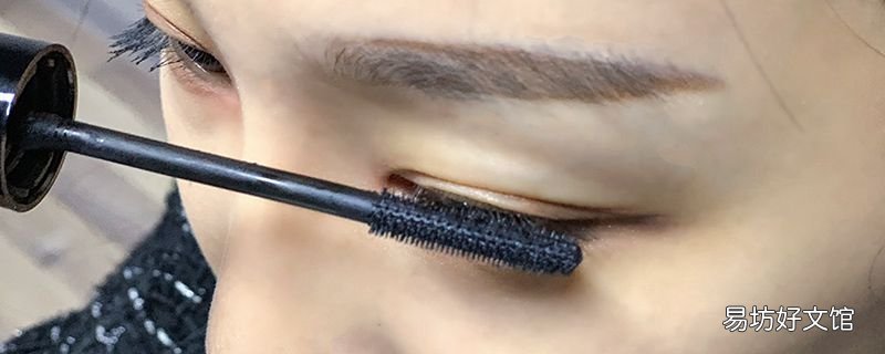 每次洗脸后拿睫毛刷子梳理睫毛 嫁接睫毛多久可以碰水