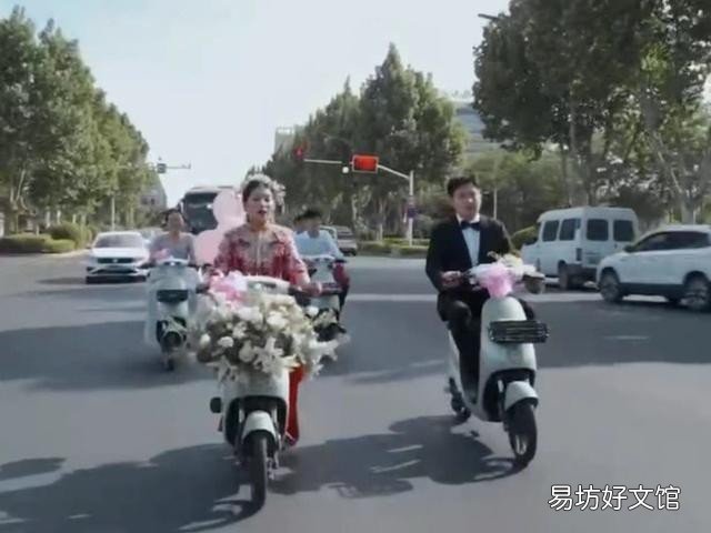 网友赞叹浪漫又环保 新婚夫妻骑共享电车结婚