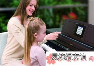 描写小孩坐着弹琴的表情以及动作的句子 分享孩子弹琴的状态的心情说说