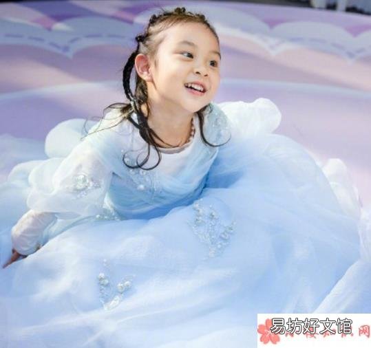 甜馨生日派对现场图 甜馨生日蓝色公主裙是什么牌子的