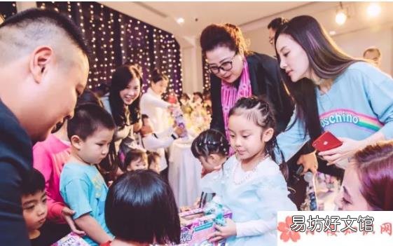 甜馨生日派对现场图 甜馨生日蓝色公主裙是什么牌子的