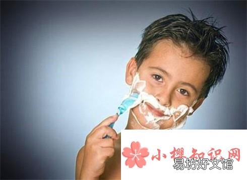 年轻男孩怎么刮胡子的