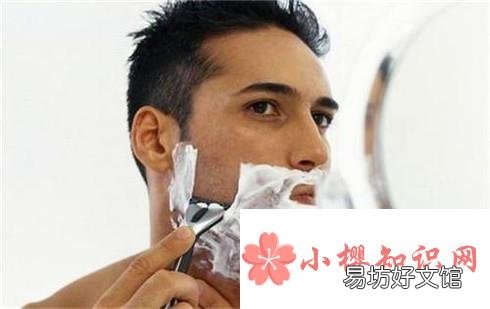 年轻男孩怎么刮胡子的